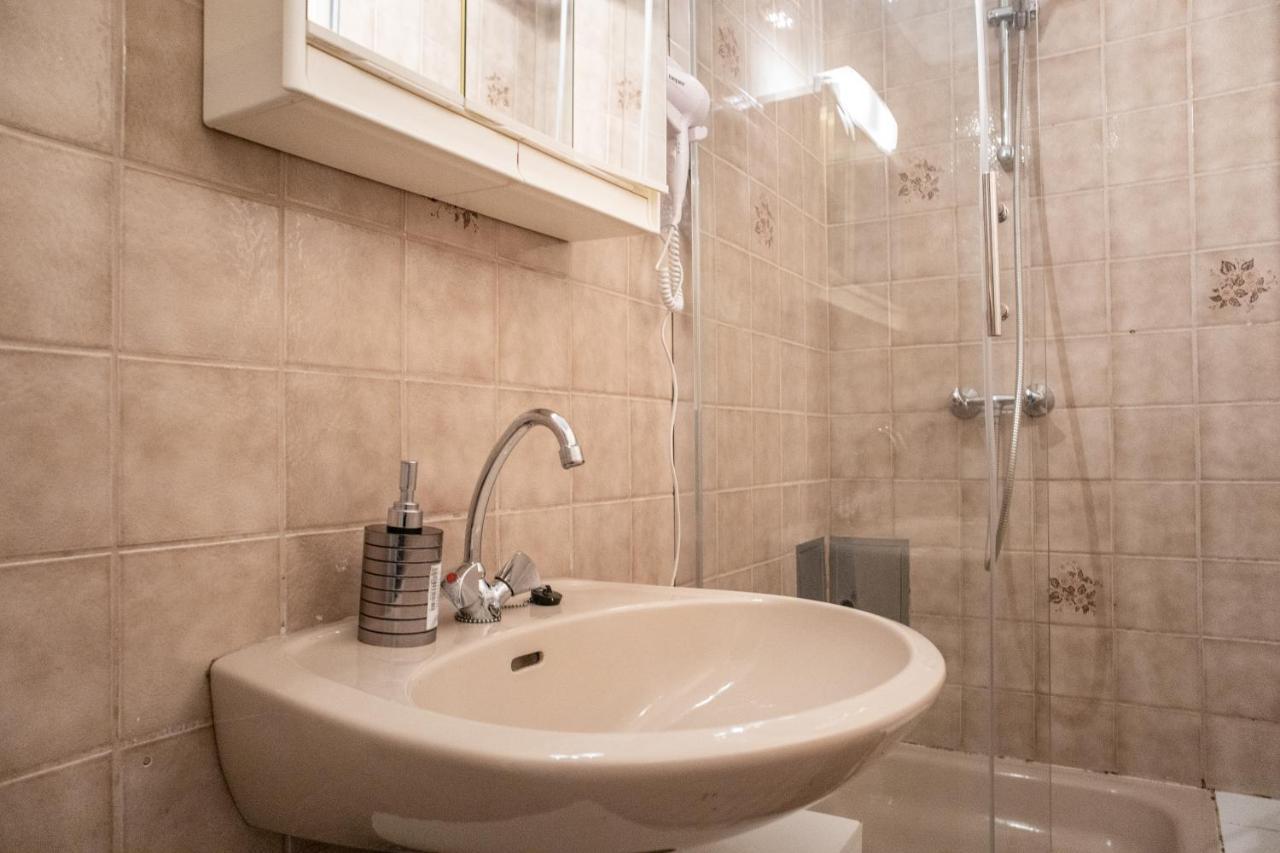 וינה Roomy 2Br Apt. Near Akh -Perfect For Longstays מראה חיצוני תמונה
